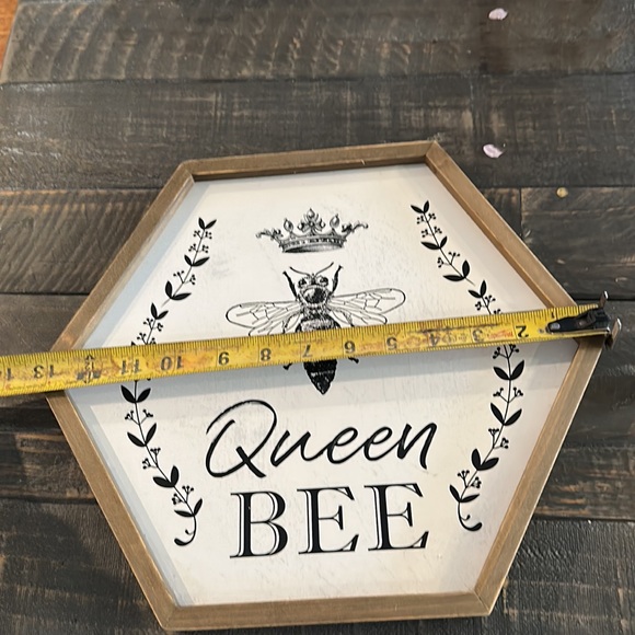 youngs Wood Queen Bee Framed Sign - Picture 5 of 5